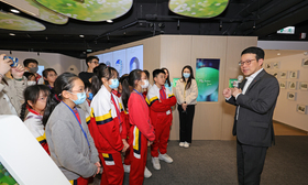 房协行政总裁陈钦勉希望全新面貌的展览中心继续发挥连系社区的作用，让参观者透过崭新体验全方位认识房协。